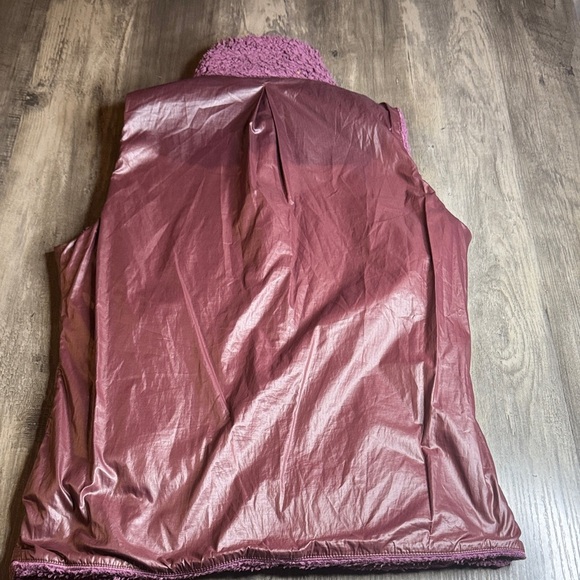 Patagonia Women's Reversible Fleece Vest - Deep Pink - Picture 6 of 6